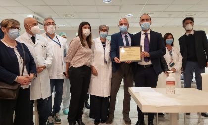 Il momento del riconoscimento: gli operatori della sanità pratese ricevono un attestato di merito ed un encomio per i meriti conseguiti durante l’emergenza sanitaria per il Coronavirus