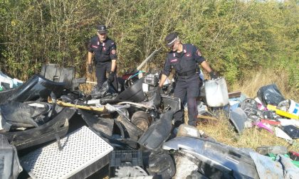 Campi Bisenzio, gestione illecita di rifiuti: Carabinieri forestali denunciano proprietario di un terreno e sequestrano 4mila metri di "deposito"