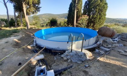 Fiesole: monta una piscina in un giardino storico, denunciato
