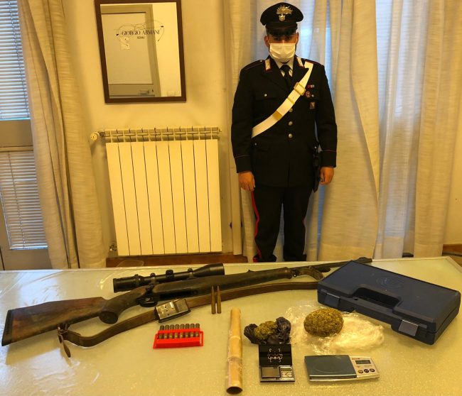 Droga, fucile e refurtiva trovati in casa di un 29enne