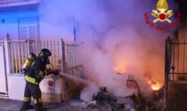 A fuoco una minicar: il fumo invade gli appartamenti
