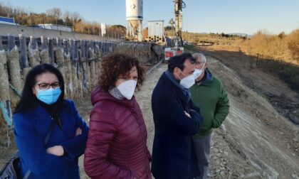 Lastra a Signa, sopralluogo del sindaco Bagni e dell’assessore Caporaso al cantiere dei lavori per il cedimento del muro di contenimento della FiPiLi in via di Carcheri