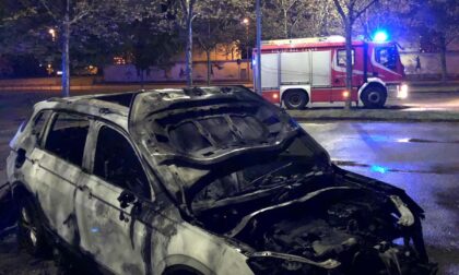 Auto in fiamme davanti al cimitero