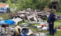 Campi Bisenzio, cumuli di rifiuti abbandonati in via Castronella: denunciato titolare ditta edile