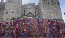 Prato, un mantello di 250 mq fatto con 2.000 riquadri di lana uniti insieme