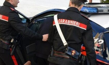 Maltrattatava i genitori e aggredisce i carabinieri