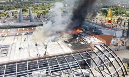 Va a fuoco il tetto della Coop di Ponte a Greve - GUARDA LE FOTO