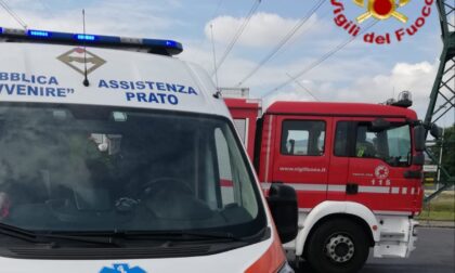 Incidente in via Piemonte: ciclista resta incastrato sotto un'auto