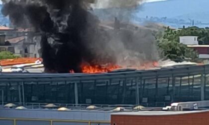 Incendio al supermercato di Ponte a Greve, proseguite tutta la notte le operazioni di spegnimento