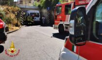 Furgone incastrato al sottopasso di via Marini a Prato: due feriti