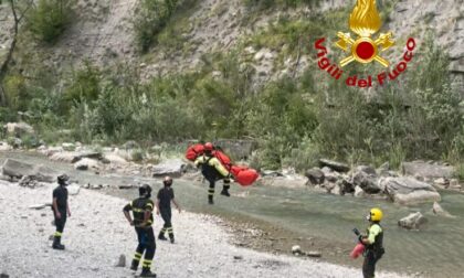 Cade alle cascate di Moraduccio: vigili del fuoco salvano un uomo con l'elicottero