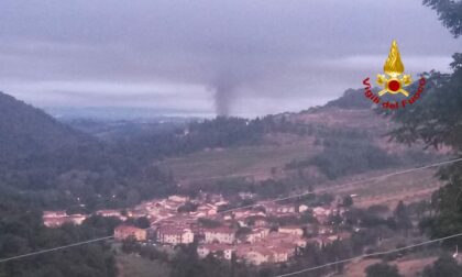 Incendio in una falegnameria: numerose squadre dei pompieri da più parti della Toscana