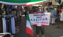 Gli ambulanti del mercato di Sesto tifano l'Italia: in vista della partita, tanti tricolori tra i banchi