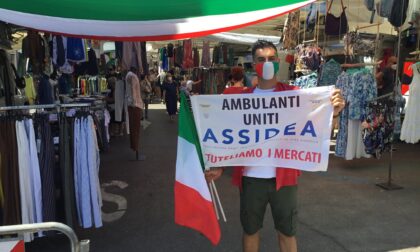 Gli ambulanti del mercato di Sesto tifano l'Italia: in vista della partita, tanti tricolori tra i banchi