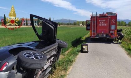 Vettura si ribalta su un fianco: intervengono i Vigili del Fuoco