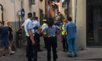 Uomo dà in escandescenze a Campi: attimi di paura in centro - GUARDA LE FOTO