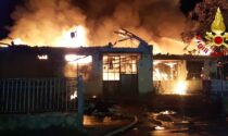 Montemurlo, incendio devasta tre capannoni industriali