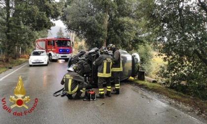 Incidente in via di Galceti: giovane portato in codice rosso all'ospedale dopo l'impatto dell'auto con un albero