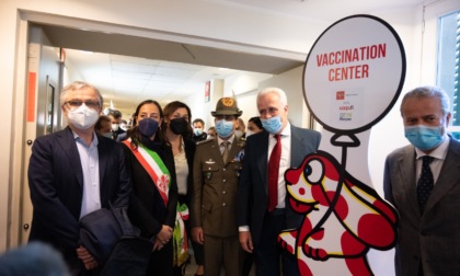 Il generale Figliuolo in visita al Meyer di Firenze: "Lavoro straordinario della Toscana per le vaccinazioni"