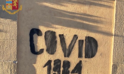 Scritte “No-vax” su edifici del centro storico: denunciate due ragazze fiorentine di 17 anni