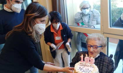 Il traguardo di Estella Caprotta, a 109 anni sorridente e gioiosa come non mai. Nell’ironia il segreto che allunga la vita