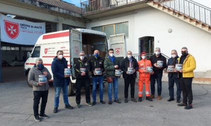 L'associazione paracadutisti di Pistoia consegna 450 panettoni della solidarietà a Montemurlo