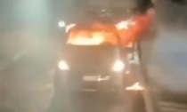 Si dà fuoco in auto: salvo grazie ai Carabinieri che lo tenevano d'occhio