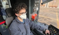 Il figlio del direttore dell'azienda dei trasporti guida l'autobus senza patente