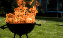 Accende barbecue in giardino ma scoppia un incendio