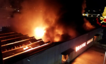 Il video del grosso incendio di questa notte nel capannone a Signa