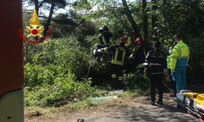 Incidente in via Cantagallo, conducente rimane incastrato nel veicolo