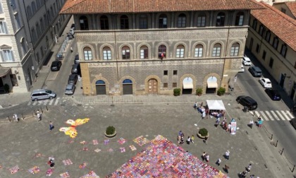 Firenze, esposto in piazza Ognissanti il mantello gigante simbolo di cura realizzato con 3mila pezzi di stoffa