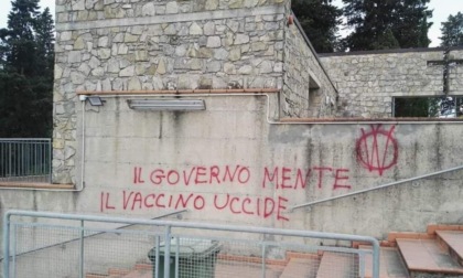 Scritte no vax al cimitero di Rocca. Il sindaco Calamai: "Gesto oltraggioso"