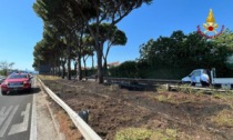 Fiamme su viale Leonardo da Vinci vicino al distributore di benzina