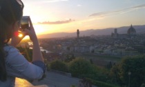 Scrive sul parapetto di Ponte Vecchio, turista multata dalla Municipale