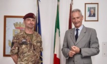 Il questore di Firenze  omaggia il colonello dell'Esercito Massimo Veggetti con un orologio della Polizia di Stato