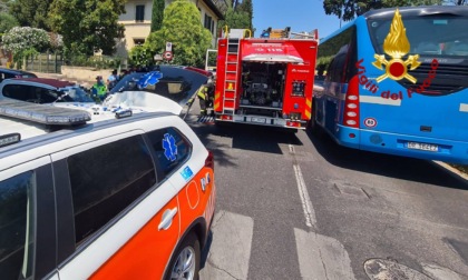 Incidente in via Bolognese: conducente estratta dai Vigili del Fuoco