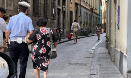 Signora novantenne si ‘perde’ in centro a Firenze, la Polizia municipale la accompagna