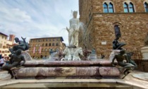 Tenta per la seconda volta di entrare nella fontana del Nettuno, denunciato e daspo urbano