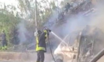 A fuoco un furgone frigo allo svincolo autostradale Firenze Nord: le fiamme colpiscono anche un canneto