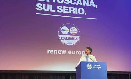 Renzi al Pala Congressi infiamma la platea: “Saremo la sorpresa di queste elezioni”