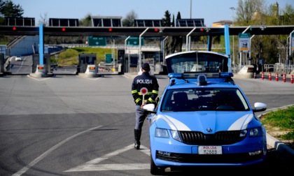 Alla guida dell’auto con la targa rubata: fermato dalla Polizia di Stato