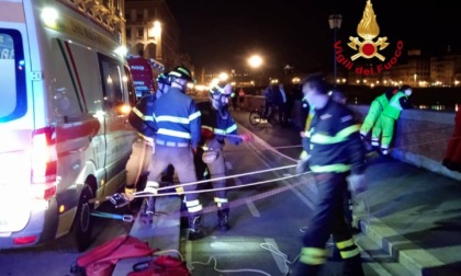 Donna cade in Arno: intervengono i sommozzatori