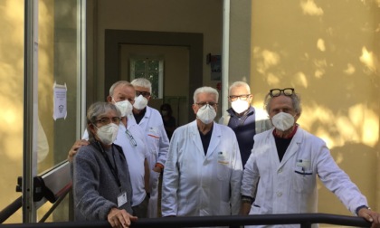 La protesta dei dottori all'Hub vaccinale di San Salvi: "Licenziati con un messaggio vocale dell'agenzia interinale"