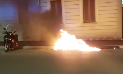 Moto in fiamme in via Circondaria - VIDEO