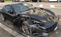 Con Ferrari danneggia quattro auto e se ne va, individuato dalla Polizia municipale
