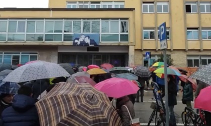 Aggressione al liceo, ieri il flash mob per sostenere la preside Savino 