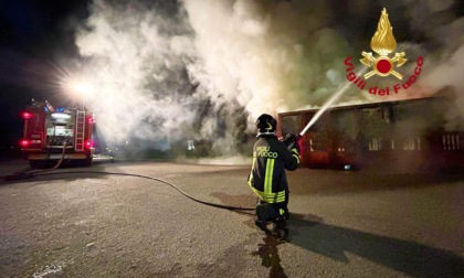 Va a fuoco un contaneir a Campi Bisenzio: tutte le foto