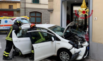 Incidente a Scandicci: autovettura contro una vetrina di un negozio  