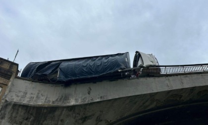 Tir si ribalta sul Ponte della Vittoria